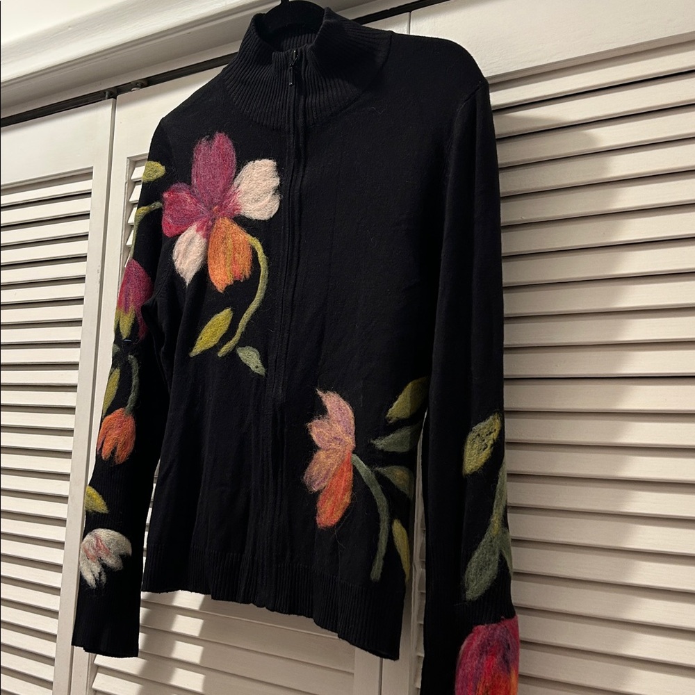 Vintage beautiful zip up sweater embellished with beautiful flowers.  size M. - Picture 6 of 10